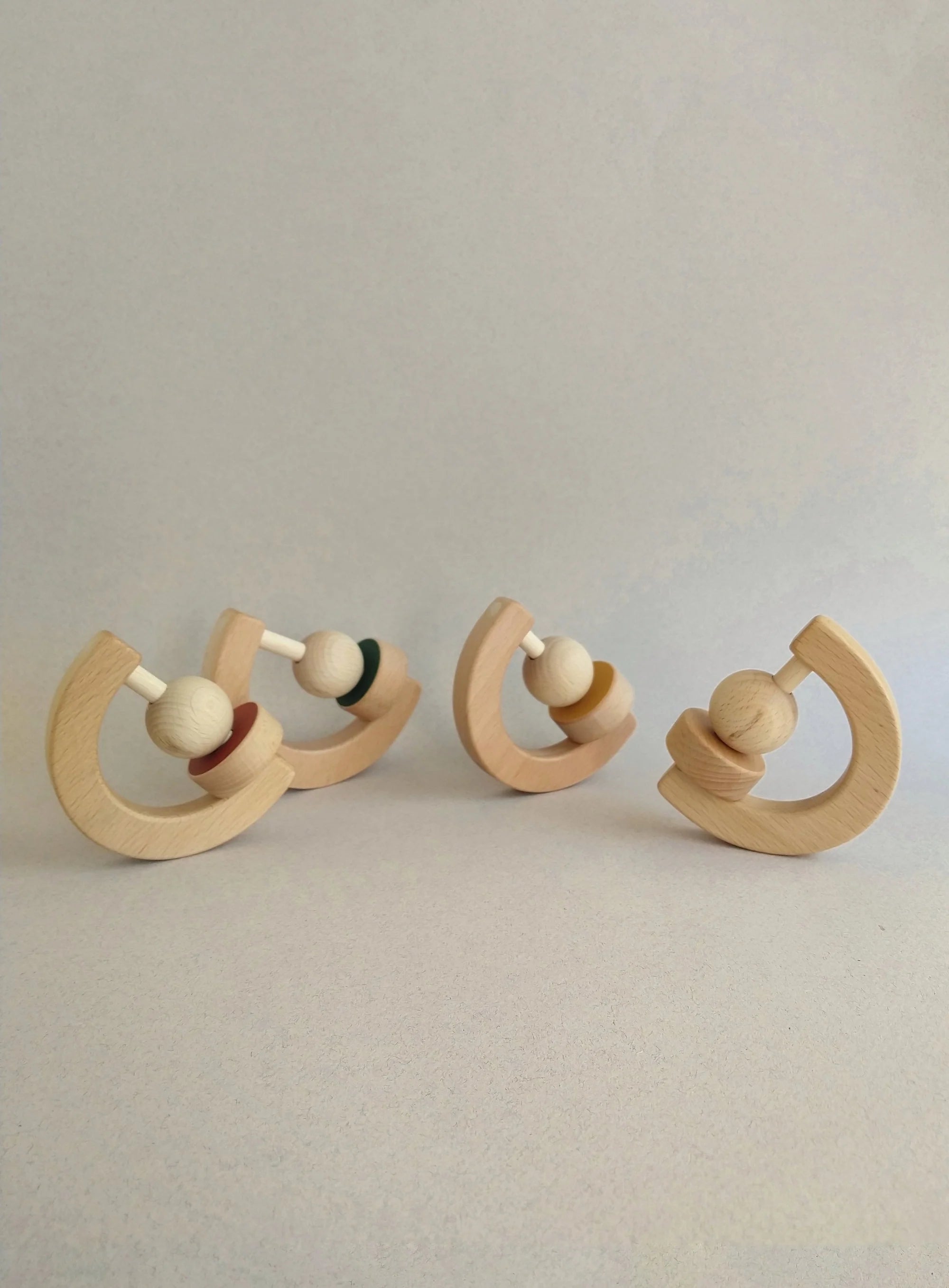 The Wandering Workshop Geometric Teether Olive Zahlungshilfe aus Holz
