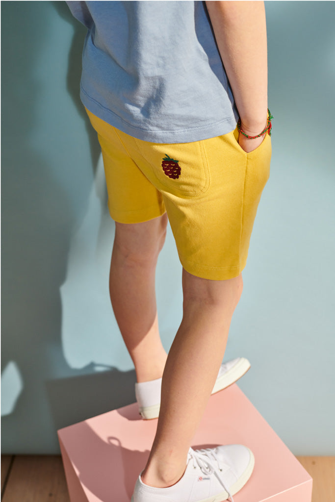 Enno shorts in senfgelb mit kleiner Brombeer Stickerei für Kinder 158/164