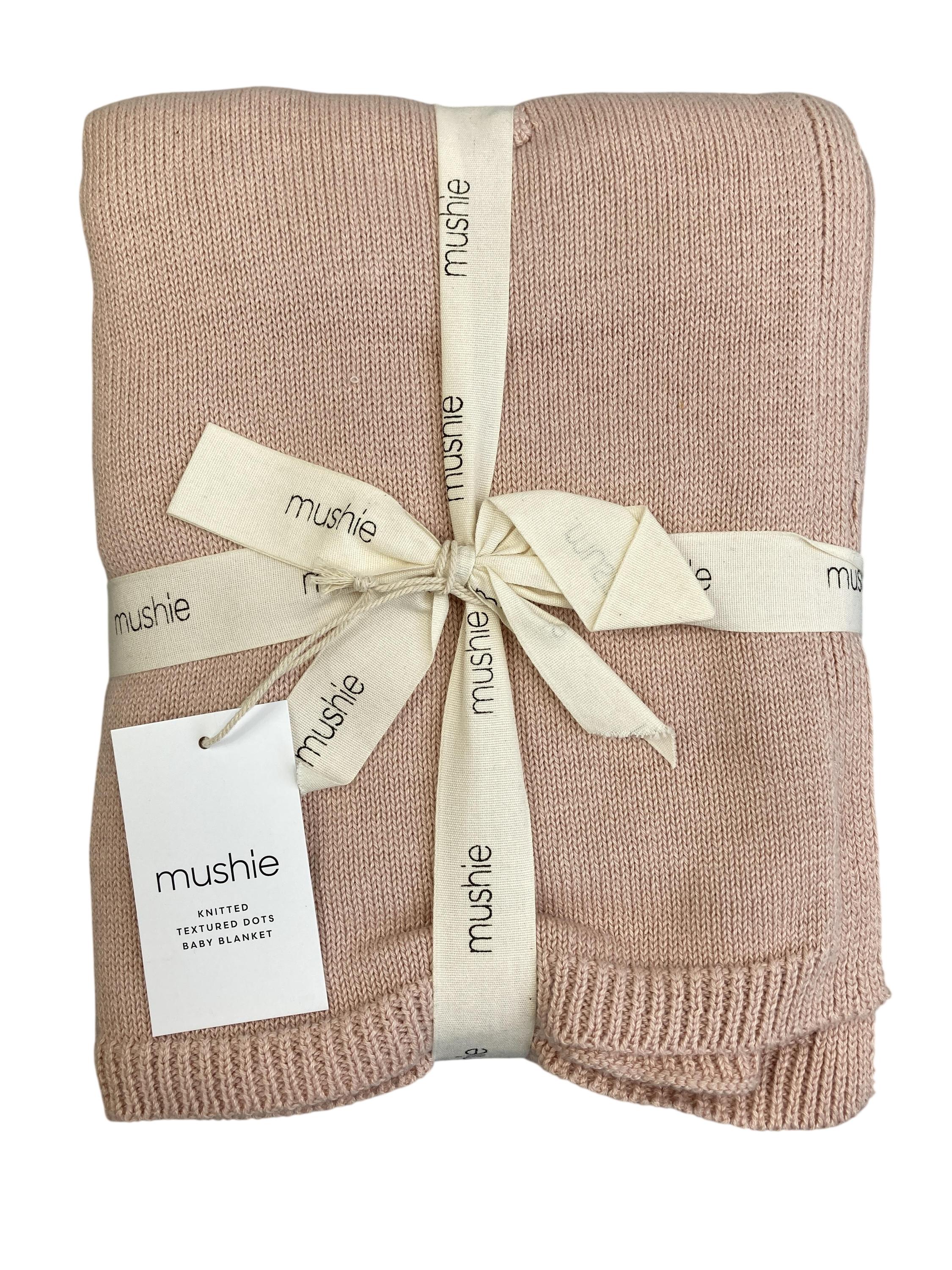 Decken Heimtextilien Wohnen & Kinderzimmer Gestrickte Babydecke mit Punktmuster Mushie Front Image Last Season