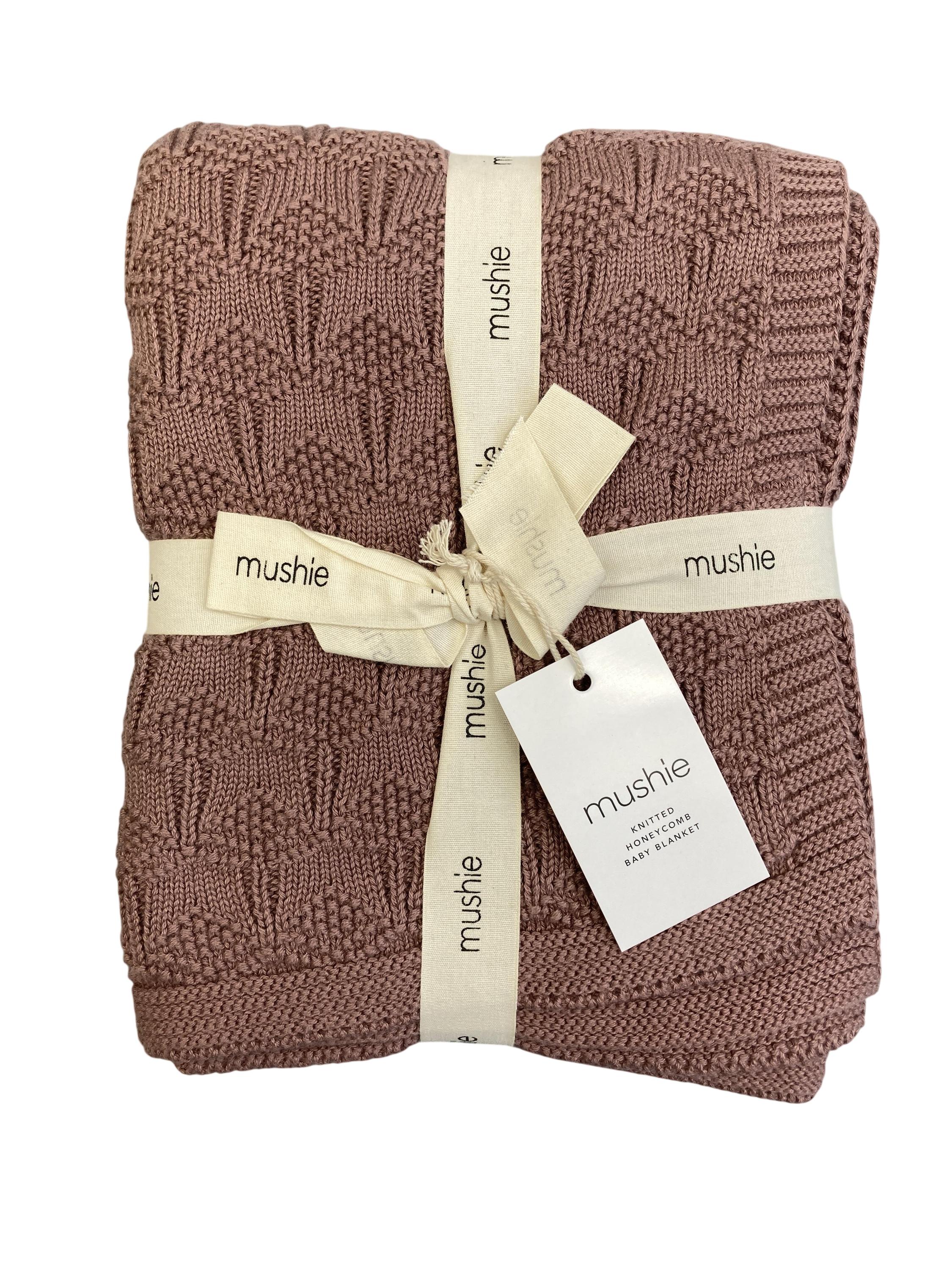 Decken Heimtextilien Wohnen & Kinderzimmer Gestrickte Babydecke mit Wabenmuster Mushie Front Image Last Season