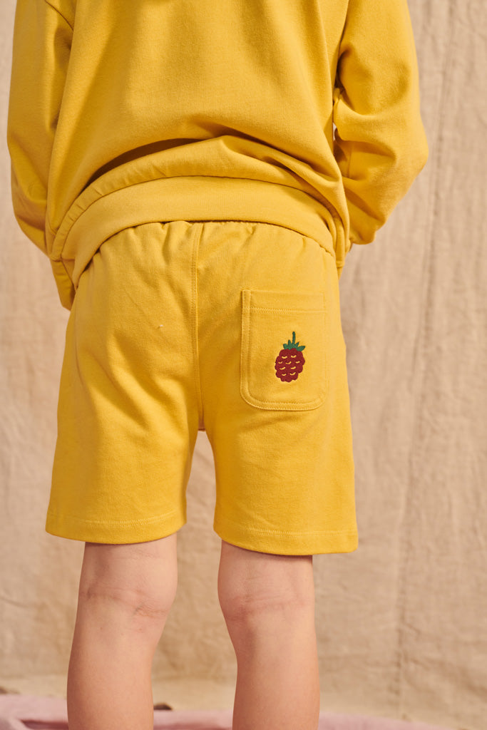 Enno shorts in senfgelb mit kleiner Brombeer Stickerei für Kinder 158/164