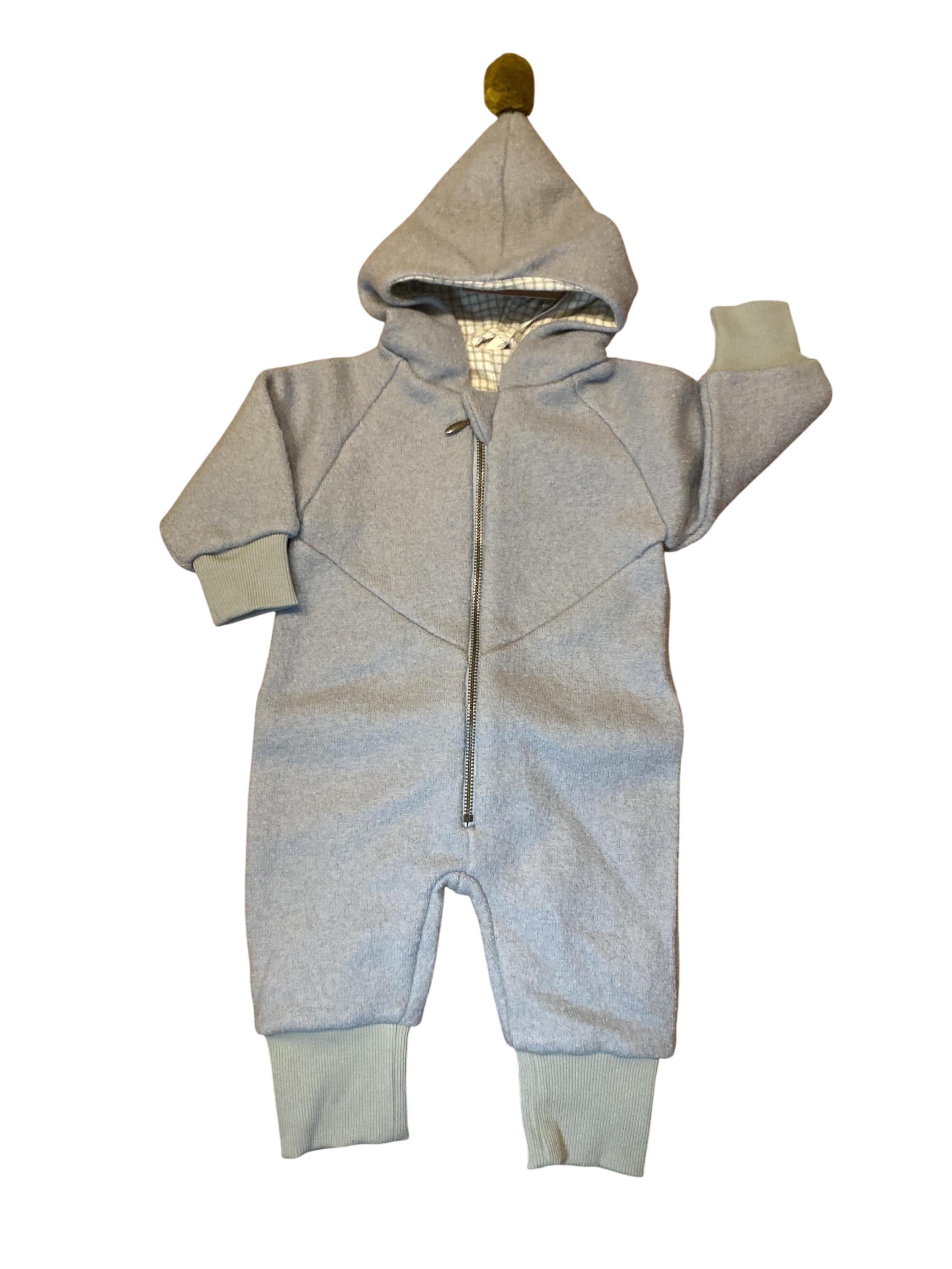 Wollwalkanzüge Overalls Kleidung Wollwalkanzug Anzug mit Bommel Huttelihut Front Image Last Season