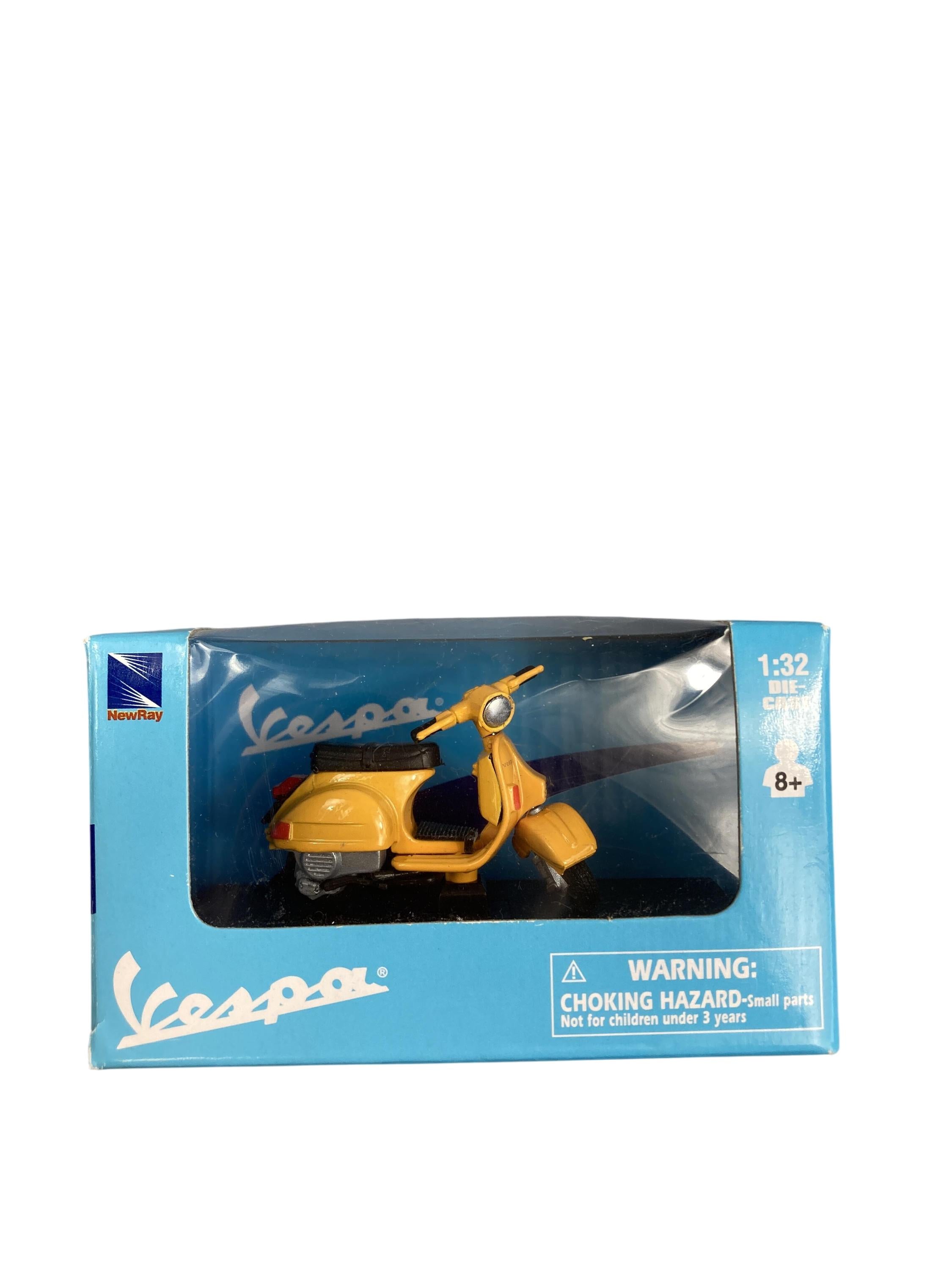 Autos & Straßen Züge & Autos Spielen & Lernen Vespa P200E (1978) 1:32 NewRay Front Image Second Hand